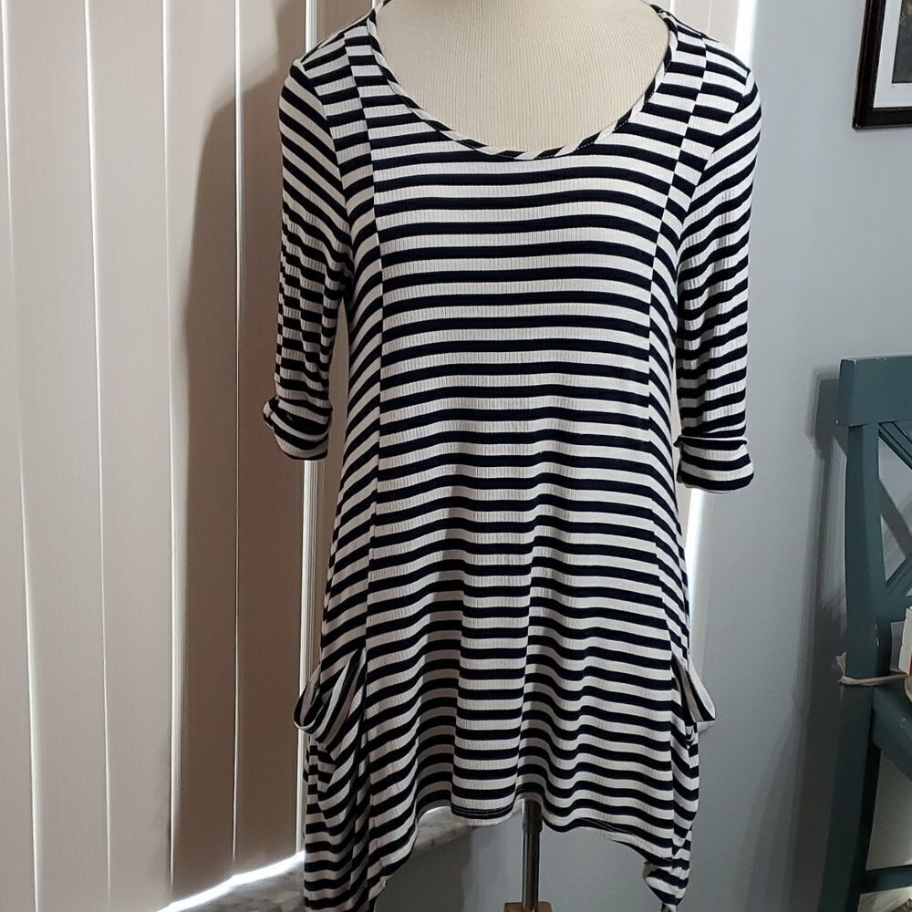 Cha Cha Vente, striped top. High/low hem. Medium. Coastal MADE IN USA.